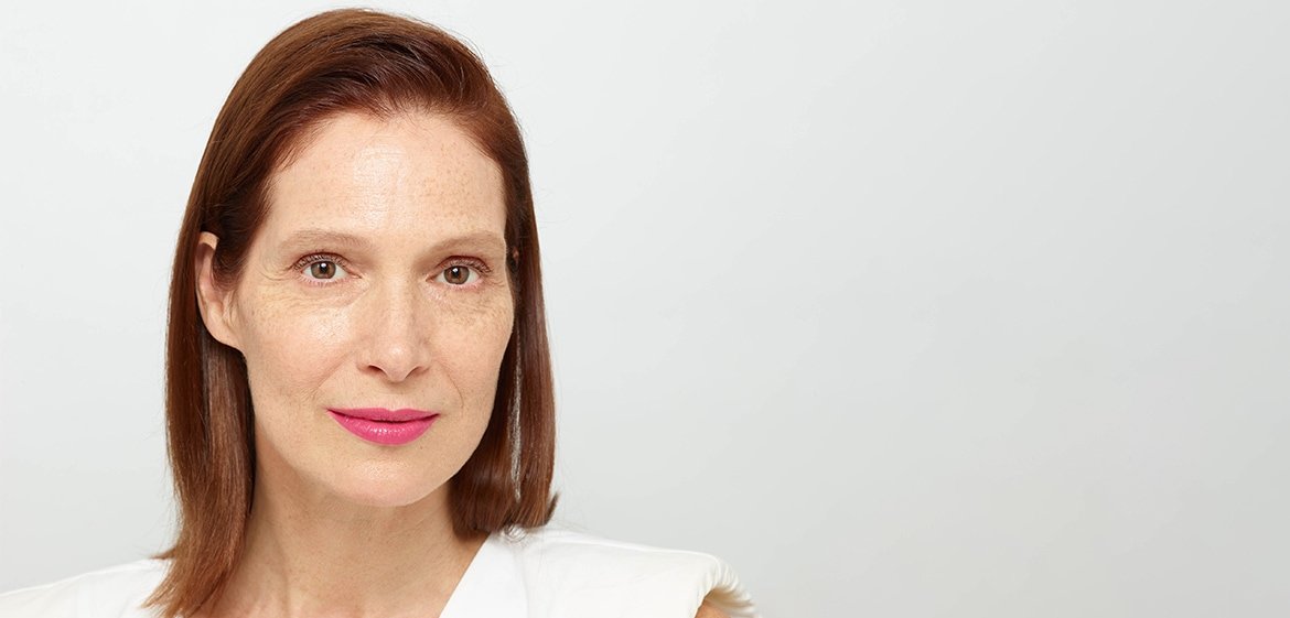 Gesicht einer Frau nach dem Aufbringen einer Hautcreme